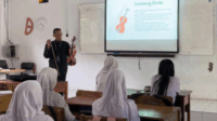 Anggoro Bayu Aji, salah satu orang tua murid SMAN 2 Purbalingga yang berpartisipasi program inovatif Orang Tua Mengajar Selasa 18 November 2025.