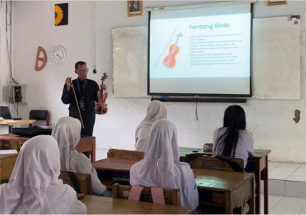 Anggoro Bayu Aji, salah satu orang tua murid SMAN 2 Purbalingga yang berpartisipasi program inovatif Orang Tua Mengajar Selasa 18 November 2025.
