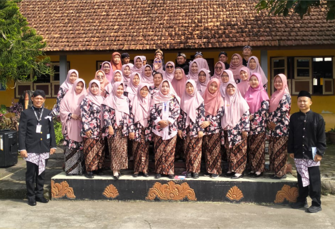 Regu paduan suara yang terdiri Bapak Ibu guru SMP Negeri 2 Kalimanah dalam Upacara bendera Hari Guru Nasional 2025, di sekolahan itu, Selasa 25 November 2025.