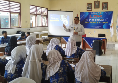 Kepala SMP Negeri 3 Kutasari, Priyanto saat memberikan materi dalam Latihan Dasar Kepemimpinan (LDK) untuk pengurus Organisasi Siswa Intra Sekolah (OSIS) dan Majelis Perwakilan Kelas (MPK) Rabu 5 November 2025