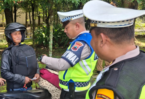 Satlantas Polres Purbalingga menggelar penertiban pelanggaran lalu lintas sebagai bagian dari Operasi Zebra Candi 2025.