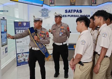 Puluhan siswa dari Madrasah Aliyah Negeri (MAN) Purbalingga Rabu 5 November 2025. mengunjungi Satuan Penyelenggara Administrasi SIM (Satpas) Polres Purbalingga untuk memahami proses pembuatan Surat Izin Mengemudi (SIM). Puluhan siswa dari Madrasah Aliyah Negeri (MAN) Purbalingga Rabu 5 November 2025. mengunjungi Satuan Penyelenggara Administrasi SIM (Satpas) Polres Purbalingga untuk memahami proses pembuatan Surat Izin Mengemudi (SIM).