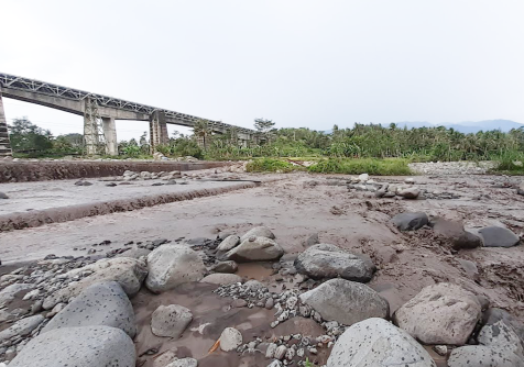Sungai Keruh menjadi yang menjadi urat nadi utama melewati Kecamatan Bumiayu, Kabupaten Brebes. Sungai Keruh menjadi yang menjadi urat nadi utama melewati Kecamatan Bumiayu, Kabupaten Brebes.