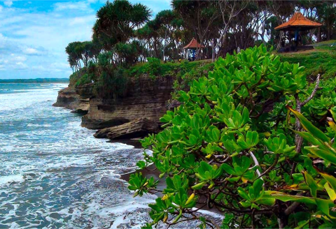 Tebing karang Batu Hiu yang menjorok ke laut ini memberikan pemandangan laut lepas mirip Tanah Lot di Bali.
