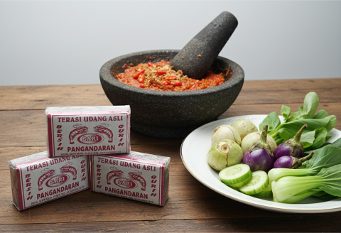 Terasi Pangandaran merupakan bumbu fermentasi dari rebon atau udang kecil ini memiliki cita rasa umami yang kuat, menambah kedalaman rasa pada berbagai hidangan, termasuk untuk membuat sambal pelengkap Jengkol muda. Terasi Pangandaran merupakan bumbu fermentasi dari rebon atau udang kecil ini memiliki cita rasa umami yang kuat, menambah kedalaman rasa pada berbagai hidangan, termasuk untuk membuat sambal pelengkap Jengkol muda.