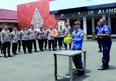 Seluruh anggota Bhabinkamtibmas jajaran Polsek di Polres Purbalingga mengikuti kegiatan Polisi belajar dengan tema Peningkatan Kemampuan Bhabinkamtibmas Sebagai Polisi Penolong di Mapolres Purbalingga, Senin 10 November 2025. Seluruh anggota Bhabinkamtibmas jajaran Polsek di Polres Purbalingga mengikuti kegiatan Polisi belajar dengan tema Peningkatan Kemampuan Bhabinkamtibmas Sebagai Polisi Penolong di Mapolres Purbalingga, Senin 10 November 2025.