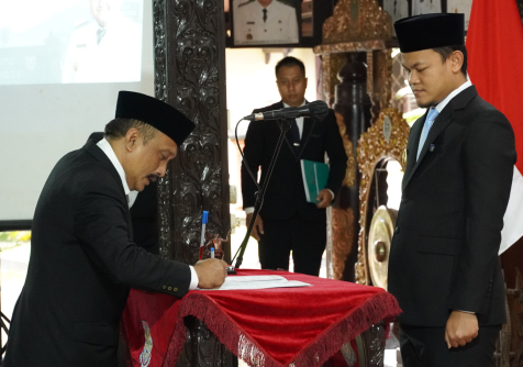 Tri Gunawan Setiadi yang tadinya Kepala Dinas Pendidikan dan Kebudayaan (Dindikbud) kini menjabat Staf Ahli Bupati Bidang Pemerintahan dan Kemasyarakatan. Tri Gunawan Setiadi yang tadinya Kepala Dinas Pendidikan dan Kebudayaan (Dindikbud) kini menjabat Staf Ahli Bupati Bidang Pemerintahan dan Kemasyarakatan.