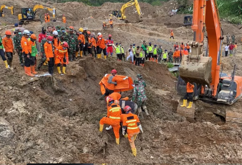 Upaya pencarian korban longsor Situkung, Pandanarum, Banjarnegara, memasuki hari kesepuluh, Selasa 25 Novemember 2025. Tim SAR gabungan mengakhiri operasi besar ini setelah bekerja keras menemukan para korban.