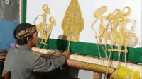 Pergelaran Wayang Suket menghadirkan dalang muda Purbalingga di pelataran Museum Prof. Dr. R. Soegarda Poerbakawatja, Purbalingga.