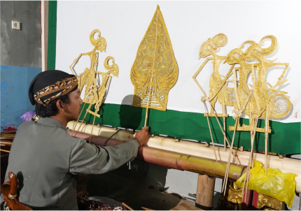 Pergelaran Wayang Suket menghadirkan dalang muda Purbalingga di pelataran Museum Prof. Dr. R. Soegarda Poerbakawatja, Purbalingga.