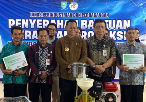 Pemerintah Kabupaten Purbalingga memperkuat ekosistem industri kreatif lokal dengan mengucurkan bantuan hibah mesin dan peralatan produksi massal.