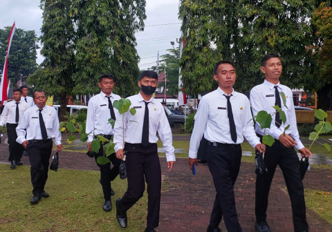 Para PPPK terlantik sengaja memilih jenis pohon keras dan buah-buahan. Akar pohon keras berfungsi memperkuat struktur tanah guna mencegah erosi.