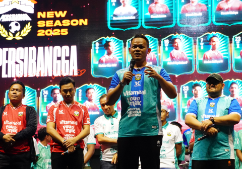 ibuan pendukung setia yang populer dengan julukan Laskar Jenderal Soedirman memadati Alun-alun Purbalingga untuk menyaksikan peluncuran resmi tim Persibangga