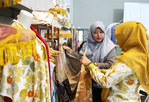 Ecoprint dari Mbabar Godong, yang berlokasi di Desa Bajong, juga berpartisipasi dalam Creative Fusion Festival 2025 di Gedung Sasana Krida Perwi Ecoprint dari Mbabar Godong, yang berlokasi di Desa Bajong, juga berpartisipasi dalam Creative Fusion Festival 2025 di Gedung Sasana Krida Perwi