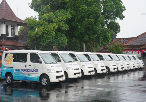 Bupati Purbalingga, Fahmi Muhammad Hanif, menyerahkan hibah sepuluh unit mobil operasional kepada sepuluh pemerintah desa di Pendopo Dipokusumo, Selasa 30 Desember 2025. Bupati Purbalingga, Fahmi Muhammad Hanif, menyerahkan hibah sepuluh unit mobil operasional kepada sepuluh pemerintah desa di Pendopo Dipokusumo, Selasa 30 Desember 2025.