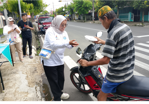Ikatan Alumni SMP Negeri 2 Purbalingga (Ikapero) menggelar aksi social,  semangat kepedulian mengalir hangat di depan gerbang SMP Negeri 2 Purbalingga pada Jumat pagi, 26 Desember 2025.