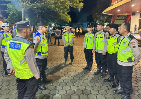 Kapolres Purbalingga, AKBP Achmad Akbar, memantau langsung kesiapsiagaan personel yang mengawal Operasi Lilin Candi 2025 di sejumlah rumah ibadah, Sabtu 20 Desember 2025 malam.