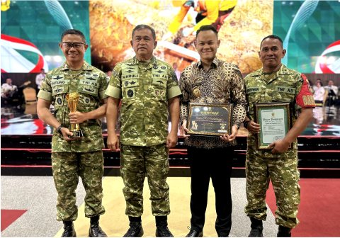 Komandan Kodim 0702/Purbalingga Letkol Inf Untung Iswahyudi, KASAD Jenderal TNI Maruli Simanjuntak, Bupati Purbalingga Fahmi Muhammad Hanif, dan Babinsa Kelurahan Purbalingga Kulon Pelda Rinduwan usai menerima penghargaan bergengsi di Markas Besar TNI Angkatan Darat (Mabes TNI AD), Jakarta, Jumat 19 Desember 2025