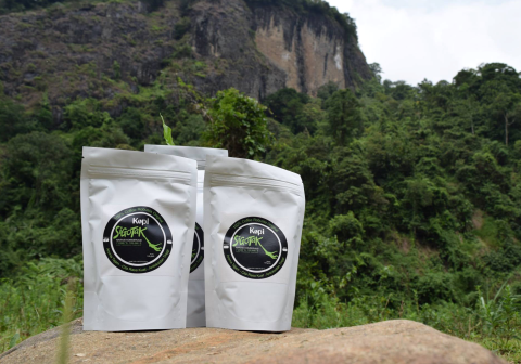Kopi Sigotak, sebuah permata hitam dari komoditas perkebunan setempat, menjadi pendamping wajib bagi para pelancong yang ingin merasakan jiwa dari Desa Kramat.