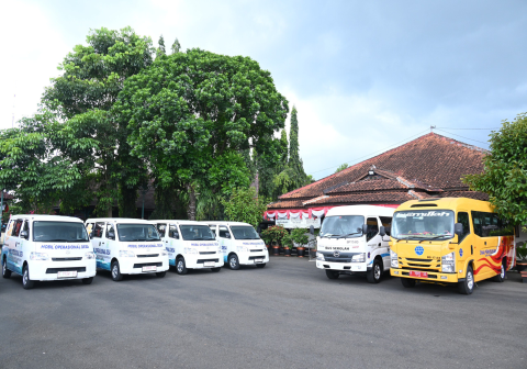 Pemerintah Kabupaten Purbalingga merealisasikan program unggulan "Satu Desa Satu Mobil" melalui penyaluran hibah kendaraan operasional di Pendopo Dipokusumo, Selasa 30 Desember 2025.