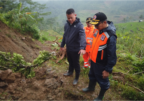 Bupati Fahmi bersama Wakil Bupati Dimas Prasetyahani, Komandan Kodim 0702/Purbalingga, serta Kepala Kejaksaan Negeri meninjau langsung titik longsor pada Senin 22 Desember 2025.