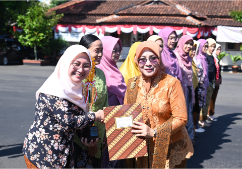 Upacara Peringatan Hari Ibu ke-97 di Halaman Pendopo Dipokusumo, Senin 22 Desember 2025.