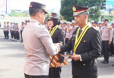 Polres Purbalingga menggelar upacara wisuda purnabakti bagi dua perwira yang telah menyelesaikan masa tugas sebagai anggota Polri.
