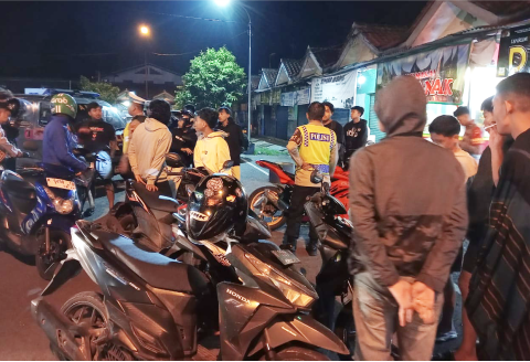 Petugas Polsek Bukateja amankan puluhan remaja yang diduga melakukan aksi Balap Liar di Jalan Raya Desa Kedungjati, Kecamatan Bukateja. Petugas Polsek Bukateja amankan puluhan remaja yang diduga melakukan aksi Balap Liar di Jalan Raya Desa Kedungjati, Kecamatan Bukateja.