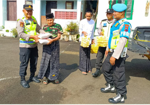 Anggota Polri di Kepolisian Sektor (Polsek) Karanganyar kembali menunjukkan kepedulian sosial melalui aksi nyata bertajuk Jumat Berkah.