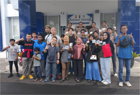 Kapolres Purbalingga, AKBP Achmad Akbar, bersama para pemohon Surat Izin Mengemudi (SIM) berkebutuhan khusus, utamanya bagi penyandang bisu dan tuli di Satuan Penyelenggara Administrasi SIM (Satpas), Senin 15 Desember 2025