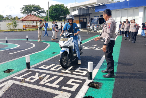 Polres Purbalingga memprioritaskan pemohon Surat Izin Mengemudi (SIM) berkebutuhan khusus, utamanya bagi penyandang bisu dan tuli di Satuan Penyelenggara Administrasi SIM (Satpas), Senin 15 Desember 2025 Polres Purbalingga memprioritaskan pemohon Surat Izin Mengemudi (SIM) berkebutuhan khusus, utamanya bagi penyandang bisu dan tuli di Satuan Penyelenggara Administrasi SIM (Satpas), Senin 15 Desember 2025