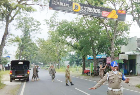 Satpol PP) Kabupaten Purbalingga menggelar penertiban reklame yang melanggar aturan di Wilayah Kecamatan Kalimanah dan Purbalingga pada Selasa, 9 Desember 2025. Satpol PP) Kabupaten Purbalingga menggelar penertiban reklame yang melanggar aturan di Wilayah Kecamatan Kalimanah dan Purbalingga pada Selasa, 9 Desember 2025.