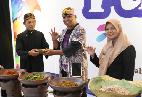 Sega Rejeng, kuliner khas ini menjadi bagian penting dari Creative Fusion Festival 2025. Festival itu berlangsung selama dua hari, 10–11 Desember 2025 Sega Rejeng, kuliner khas ini menjadi bagian penting dari Creative Fusion Festival 2025. Festival itu berlangsung selama dua hari, 10–11 Desember 2025
