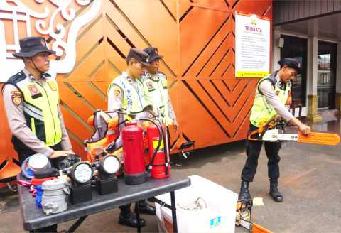 Polres Purbalingga mengukuhkan Pleton Siaga Bhayangkara sebagai langkah kesiapsiagaan strategis menghadapi potensi bencana alam yang mengancam wilayah Kabupaten Purbalingga. Polres Purbalingga mengukuhkan Pleton Siaga Bhayangkara sebagai langkah kesiapsiagaan strategis menghadapi potensi bencana alam yang mengancam wilayah Kabupaten Purbalingga.