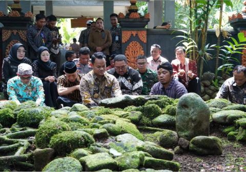 Bupati Purbalingga Fahmi M Hanif bersama Wakil Bupati Dimas Prasetyahani memimpin ziarah ke makam para pendiri Kabupaten Purbalingga, Selasa 16 Desember 2025.