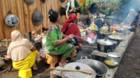 Para Ibu warga RT 5 RW 01 Desa Babakan Kecamatan Kalimanah menyelenggarakan acara Pawonan Ngebul yakni memasak menggunakan tungku kayu bakar, di kompleks UMKM Janggleng Kulineran Babakan, Mingggu 14 Desember 2025. Para Ibu warga RT 5 RW 01 Desa Babakan Kecamatan Kalimanah menyelenggarakan acara Pawonan Ngebul yakni memasak menggunakan tungku kayu bakar, di kompleks UMKM Janggleng Kulineran Babakan, Mingggu 14 Desember 2025.
