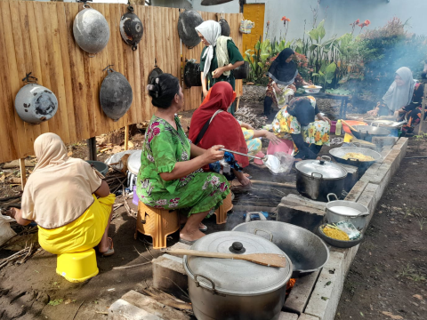 Para Ibu warga RT 5 RW 01 Desa Babakan Kecamatan Kalimanah menyelenggarakan acara Pawonan Ngebul yakni memasak menggunakan tungku kayu bakar, di kompleks UMKM Janggleng Kulineran Babakan, Mingggu 14 Desember 2025.