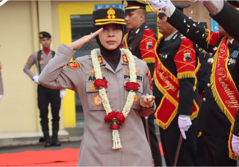 Kehadiran AKBP Anita Indah Setyaningrum menandai momen perdana Polisi Wanita (Polwan) menduduki kursi pimpinan tertinggi di Polres Purbalingga sejak kesatuan ini berdiri. Kehadiran AKBP Anita Indah Setyaningrum menandai momen perdana Polisi Wanita (Polwan) menduduki kursi pimpinan tertinggi di Polres Purbalingga sejak kesatuan ini berdiri.