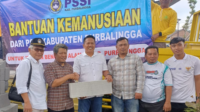 Ketua Umum Asosiasi Kabupaten Persatuan Sepak Bola Seluruh Indonesia (ASKAB PSSI) Purbalingga, Uut Triyas Yanuar bersama Sekretaris Umum Subeno serta jajaran pengurus lainnya menyerahkan bantuan material bangunan guna mempercepat pemulihan fisik rumah untuk warga terdampak bencana alam kepada Kepala Desa Sangkanayu, Ali Nursetiawan, Selasa 27 Januari 2026.