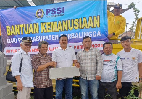 Ketua Umum Asosiasi Kabupaten Persatuan Sepak Bola Seluruh Indonesia (ASKAB PSSI) Purbalingga, Uut Triyas Yanuar bersama Sekretaris Umum Subeno serta jajaran pengurus lainnya menyerahkan bantuan material bangunan guna mempercepat pemulihan fisik rumah untuk warga terdampak bencana alam kepada Kepala Desa Sangkanayu, Ali Nursetiawan, Selasa 27 Januari 2026.