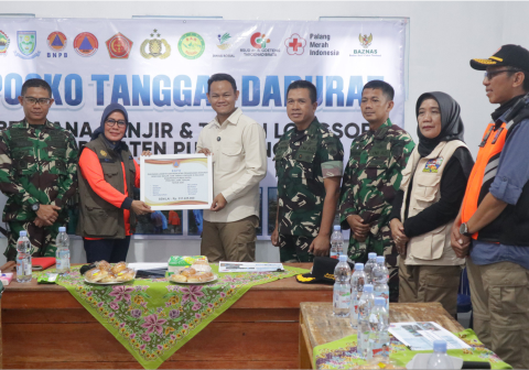 Deputi Bidang Logistik dan Peralatan Badan Nasional Penanggulangan Bencana (BNPB) Andi Eviana menyerahkan bantuan logistik secara langsung kepada Bupati Purbalingga, Fahmi Muhammad Hanif, di Aula Balai Desa Serang, Minggu 25 Januari 2026.