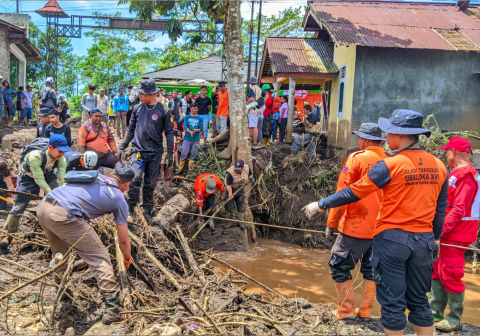 Hujan berintensitas tinggi yang mengguyur lereng Gunung Slamet sejak Jumat malam memicu air bah yang membawa material batu, kayu, dan lumpur pekat ke pemukiman warga. Hujan berintensitas tinggi yang mengguyur lereng Gunung Slamet sejak Jumat malam memicu air bah yang membawa material batu, kayu, dan lumpur pekat ke pemukiman warga.
