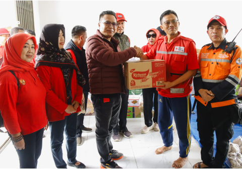 DPC PDI Perjuangan Kabupaten Purbalingga menunjukkan aksi nyata kemanusiaan dengan menyambangi langsung lokasi bencana banjir bandang dan angin kencang, Minggu 25 Januari 2026pagi.
