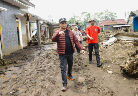 Ketua DPRD Kabupaten Purbalingga, HR Bambang Irawan, menyambangi lokasi terdampak banjir bandang dan angin kencang di Desa Sangkanayu serta Desa Serang, Minggu 25 Januari 2026 pagi.