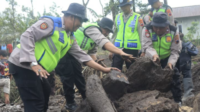 Polres Purbalingga mengerahkan Pleton Siaga Bhayangkara guna mempercepat penanggulangan bencana banjir akibat luapan sungai di dua kecamatan, Sabtu 24 Januari 2026 pagi.