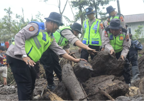 Polres Purbalingga mengerahkan Pleton Siaga Bhayangkara guna mempercepat penanggulangan bencana banjir akibat luapan sungai di dua kecamatan, Sabtu 24 Januari 2026 pagi.