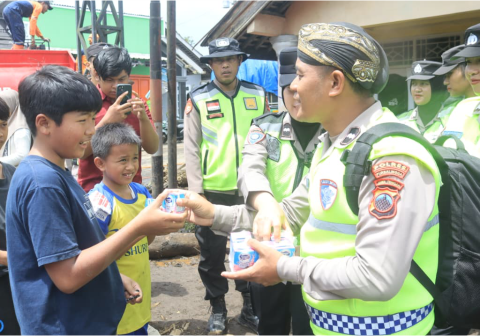 Polres Purbalingga mengerahkan tim trauma healing khusus guna memulihkan kondisi psikologis anak-anak serta warga terdampak banjir bandang di Kecamatan Karangreja dan Kecamatan Mrebet, Sabtu 24 Januari 2026