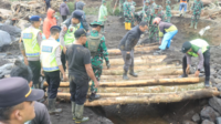 Polres Purbalingga bersama Satuan Brimob Polda Jawa Tengah menginisiasi pembangunan jembatan darurat di lokasi terdampak banjir bandang Kecamatan Karangreja, Minggu 25 Januari 2026