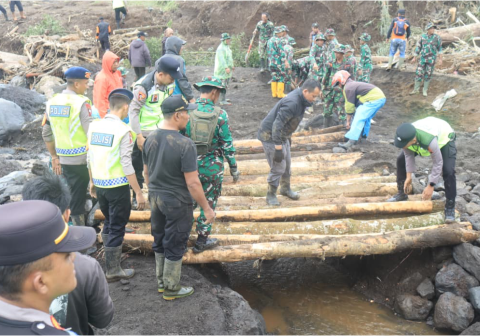 Polres Purbalingga bersama Satuan Brimob Polda Jawa Tengah menginisiasi pembangunan jembatan darurat di lokasi terdampak banjir bandang Kecamatan Karangreja, Minggu 25 Januari 2026