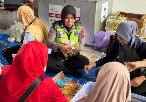 Polres Purbalingga mengerahkan puluhan Polisi Wanita (Polwan) untuk memperkuat operasional dapur umum di pusat lokasi bencana banjir bandang, Minggu 25 Januari 2026